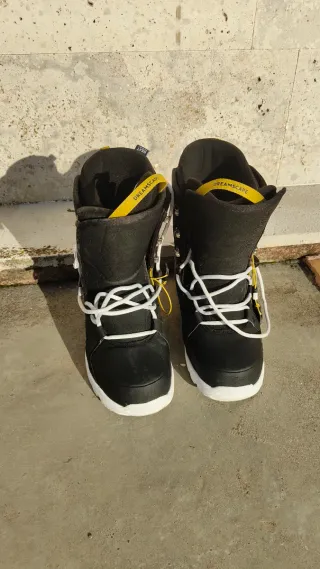 Botas de Snowboard Negras y Blancas Decathlon