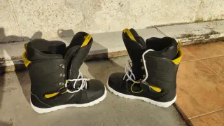 Botas de Snowboard Negras y Blancas Decathlon