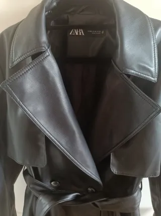 Gabardina corta Zara efecto Piel