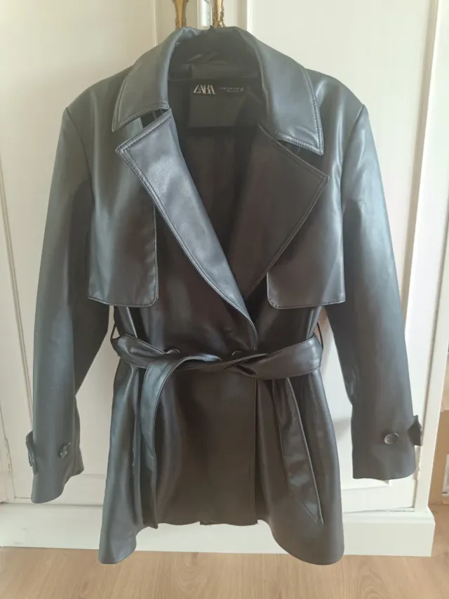 Gabardina corta Zara efecto Piel