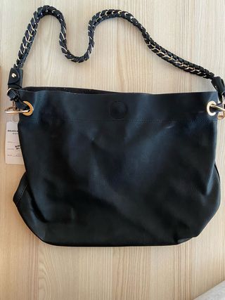 Bolso grande negro con cadena