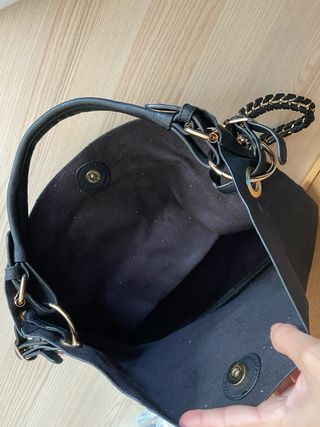 Bolso grande negro con cadena