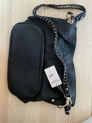 Bolso grande negro con cadena