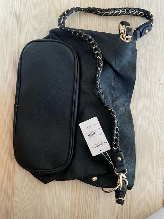 Bolso grande negro con cadena