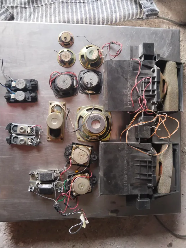 Altavoces y componentes de audio varios