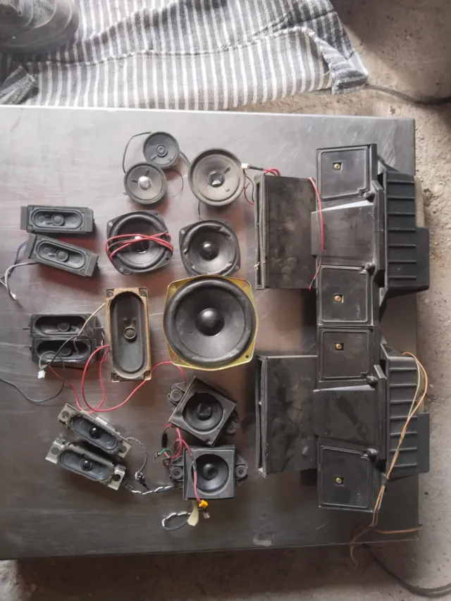 Altavoces y componentes de audio varios