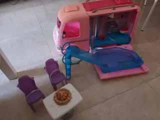 Caravana Barbie con piscina y accesorios
