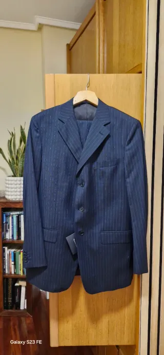 Traje de raya azul y plata