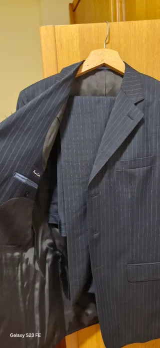 Traje de raya azul y plata