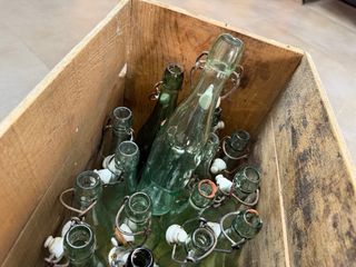 Caja de madera con botellas antiguas