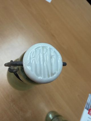 Caja de madera con botellas antiguas