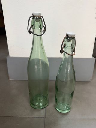 Caja de madera con botellas antiguas