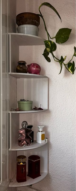 Estantería de esquina blanca