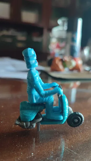 Gadget Kinder Sorpresa. Mummia scooter n 7