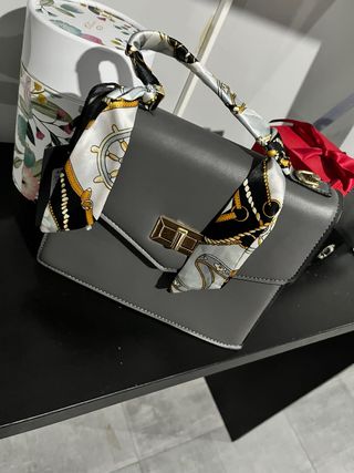 Borsetta grigia con foulard