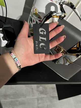 Borsetta grigia con foulard