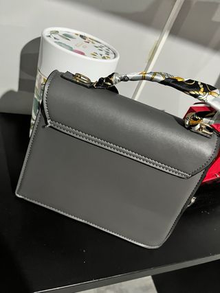 Borsetta grigia con foulard