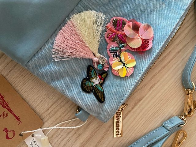 Bolso de mano Divancci azul con adornos.