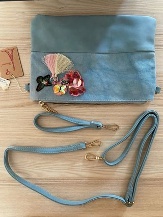 Bolso de mano Divancci azul con adornos.