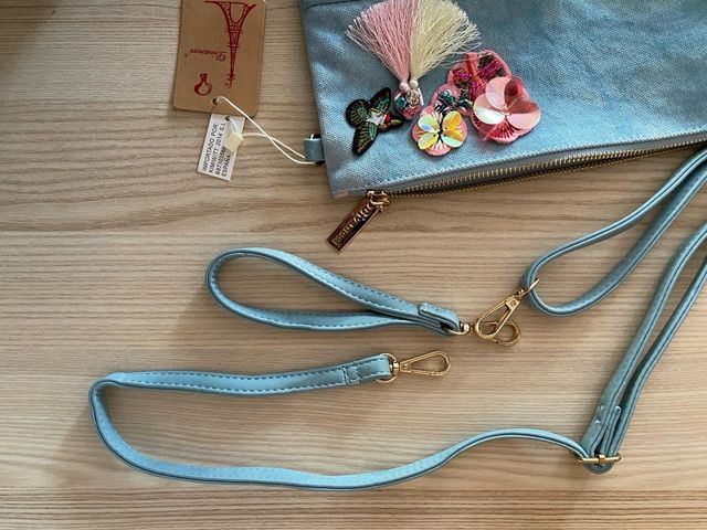 Bolso de mano Divancci azul con adornos.