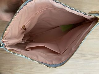 Bolso de mano Divancci azul con adornos.