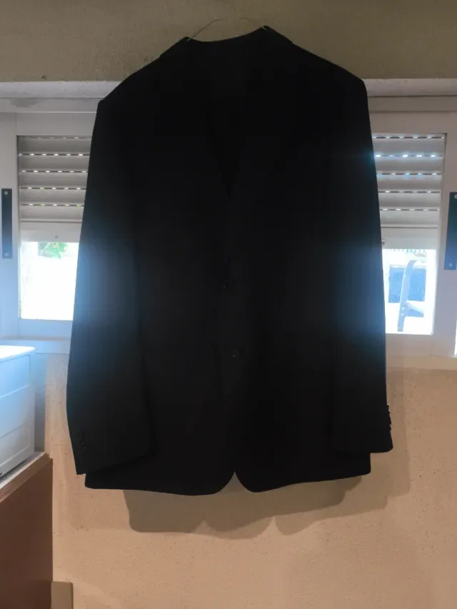 Traje de hombre negro,Talla 52 Y 3 corbatas.