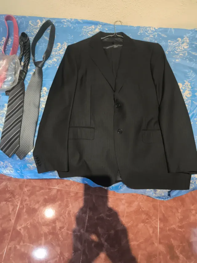 Traje de hombre negro,Talla 52 Y 3 corbatas.