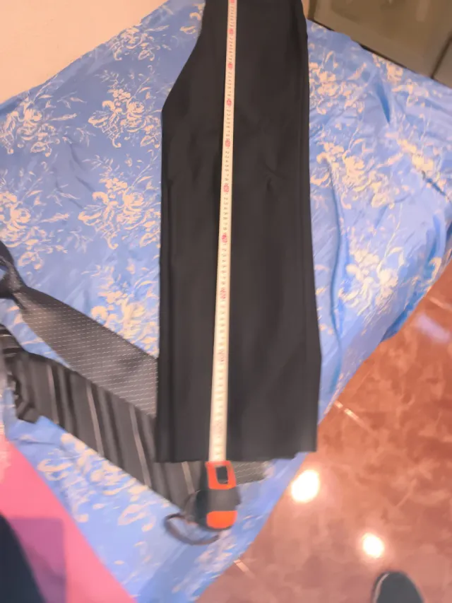 Traje de hombre negro,Talla 52 Y 3 corbatas.