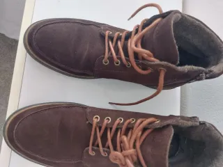 Botas de ante marrones con cordones