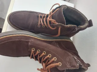 Botas de ante marrones con cordones