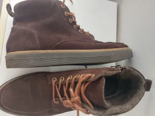 Botas de ante marrones con cordones