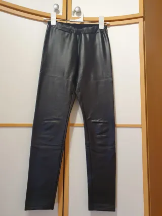 Pantalones negros efecto piel