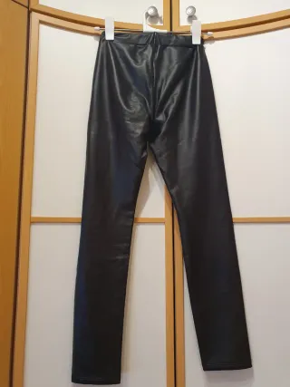 Pantalones negros efecto piel