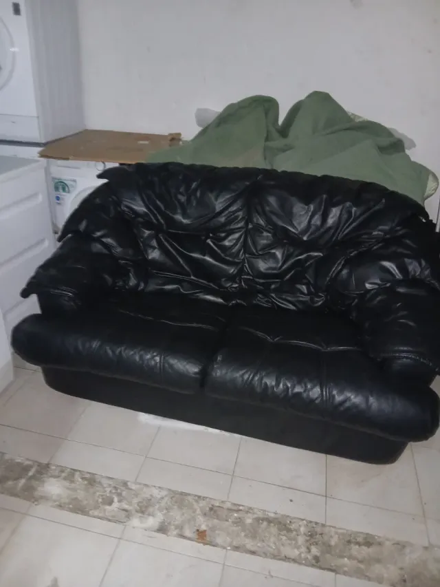 Sofá de piel negro de dos plazas