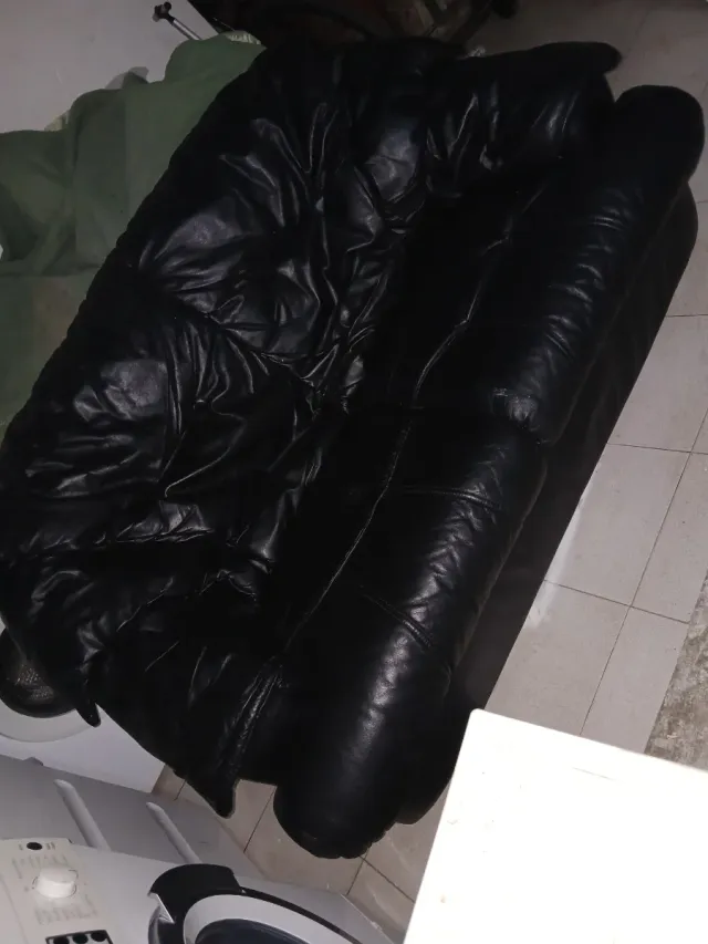 Sofá de piel negro de dos plazas