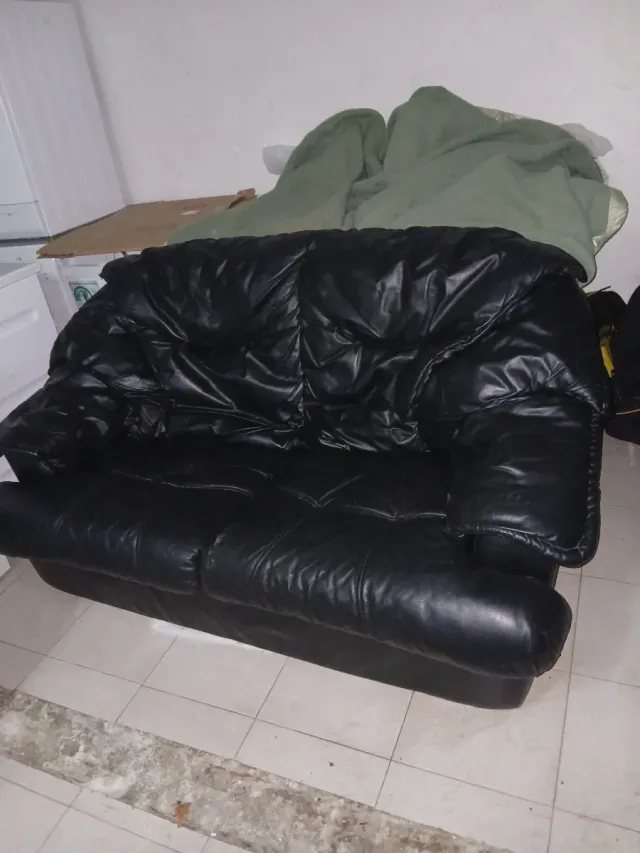 Sofá de piel negro de dos plazas