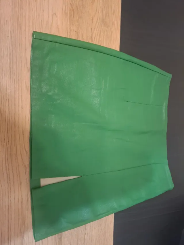 Minifalda polipiel verde Stradivarius