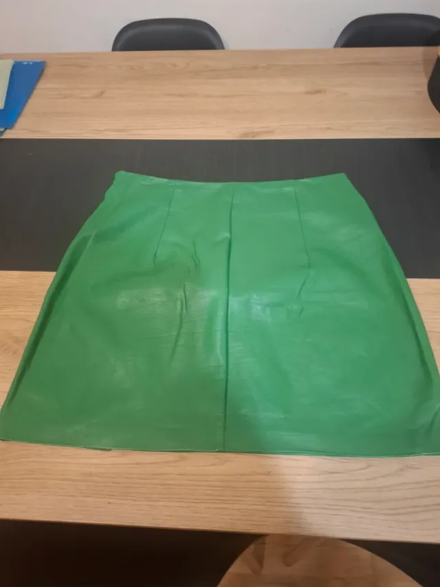 Minifalda polipiel verde Stradivarius