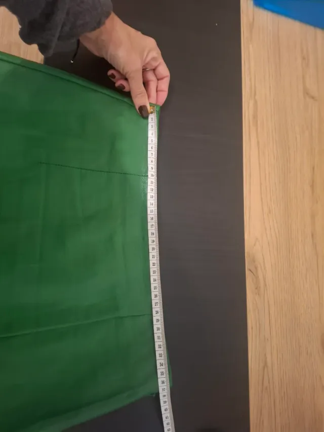 Minifalda polipiel verde Stradivarius