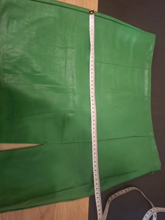 Minifalda polipiel verde Stradivarius