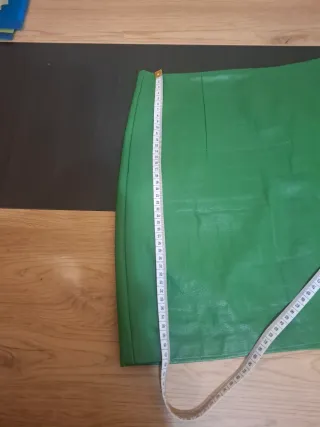 Minifalda polipiel verde Stradivarius