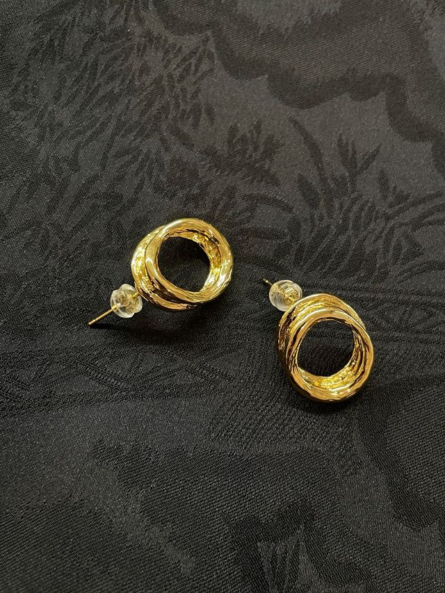 Pendientes dorados entrelazados