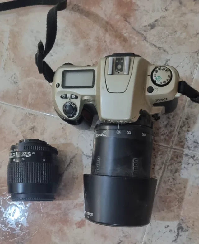 Cámara Nikon F60 con 2 objetivos