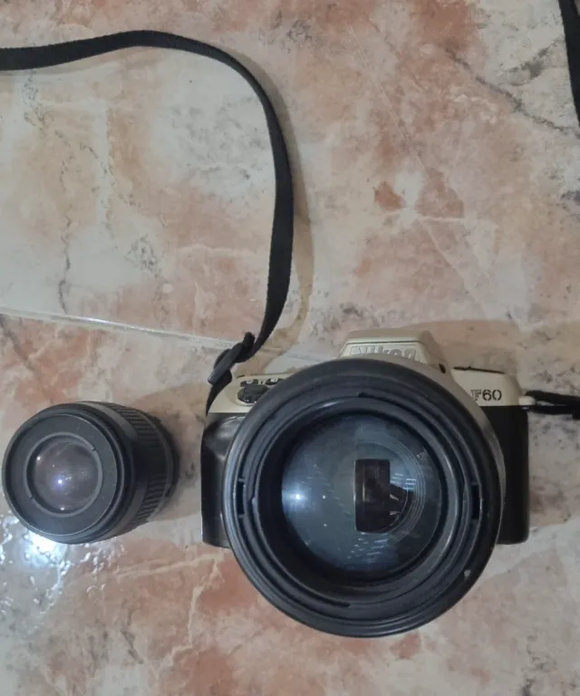 Cámara Nikon F60 con 2 objetivos