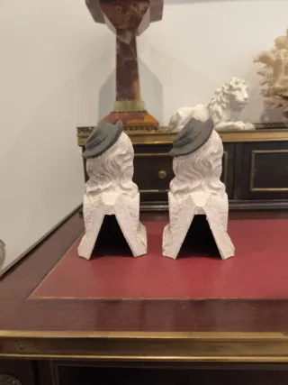 Figuras busto mujeres hierro