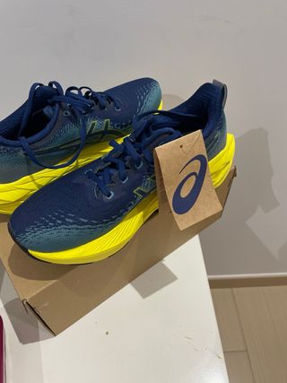 Zapatillas ASICS NOVABLAST 4 Azul y Amarillo