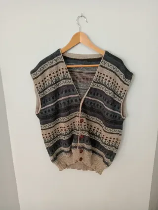 Chaleco tejido hombre botones beige y gris