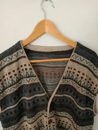 Chaleco tejido hombre botones beige y gris