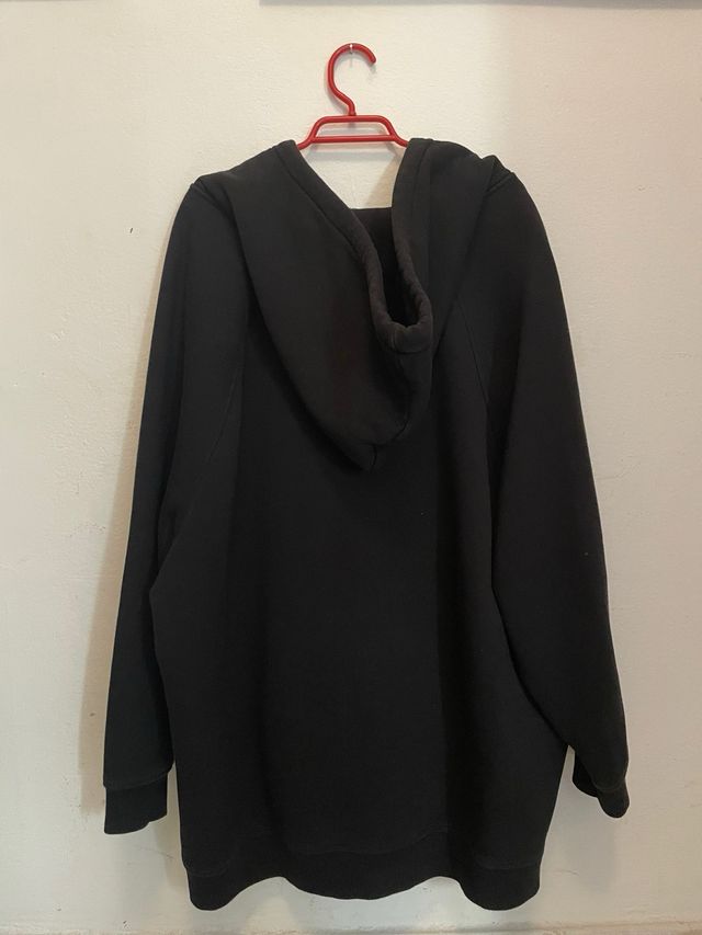 Sudadera con capucha negra