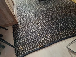 Alfombra tejida moderna beige y negra